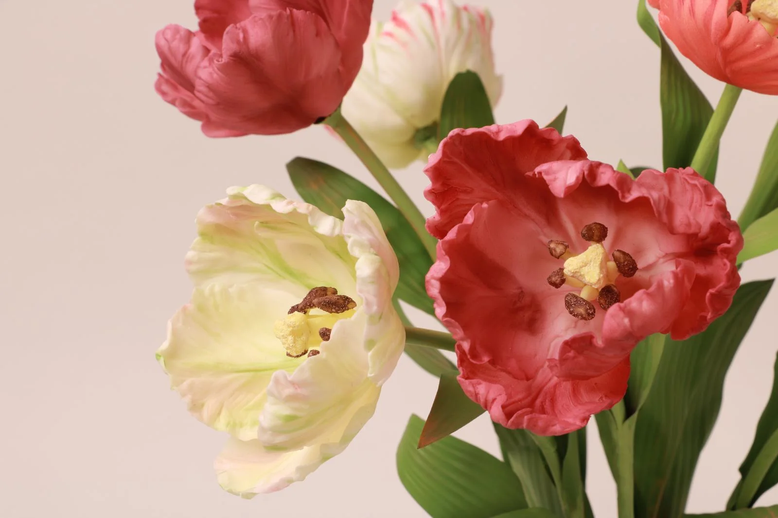 Tulpen — botanische Skulptur aus Porzellan und handbemaltem Kupfer von Faja Schroeder