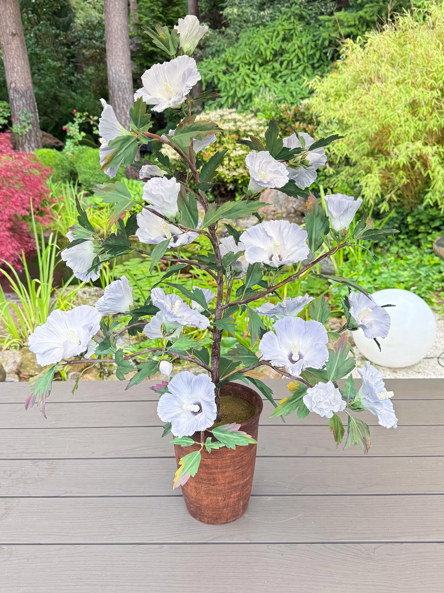 Hibiskus — botanische Skulptur aus Porzellan und handbemaltem Kupfer von Faja Schroeder