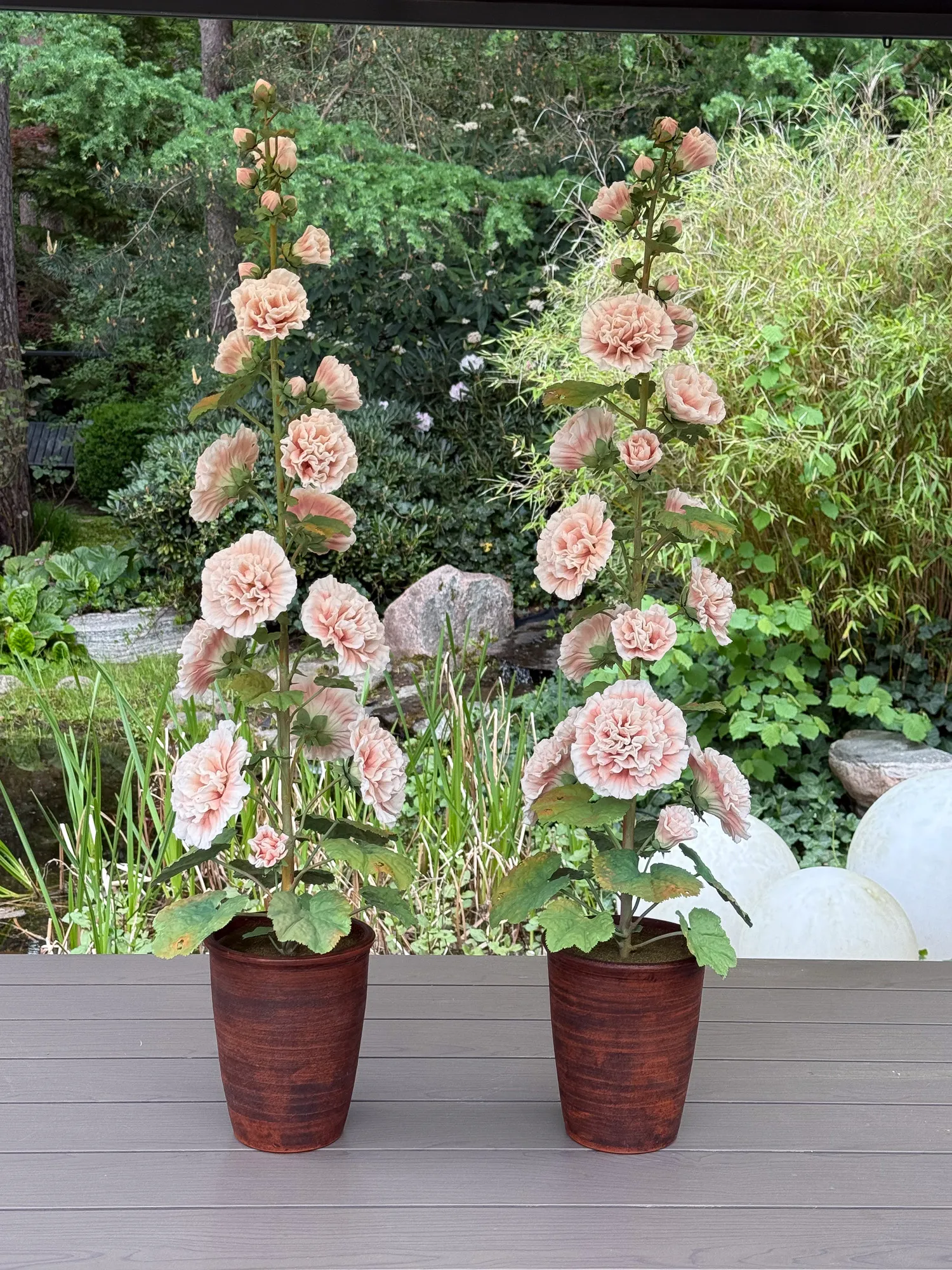 Stockrose — botanische Skulptur aus Porzellan und handbemaltem Kupfer von Faja Schroeder