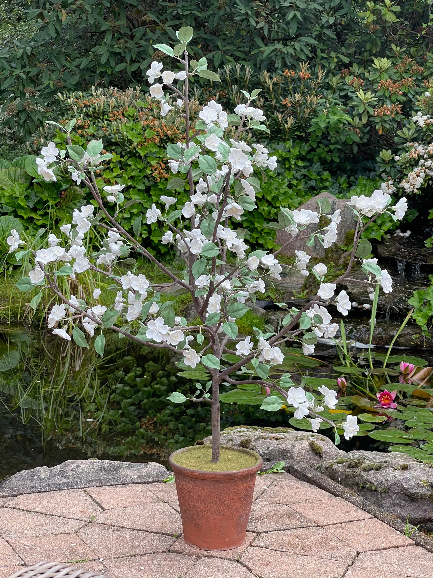 Apfelblüte — botanische Skulptur aus Porzellan und handbemaltem Kupfer von Faja Schroeder