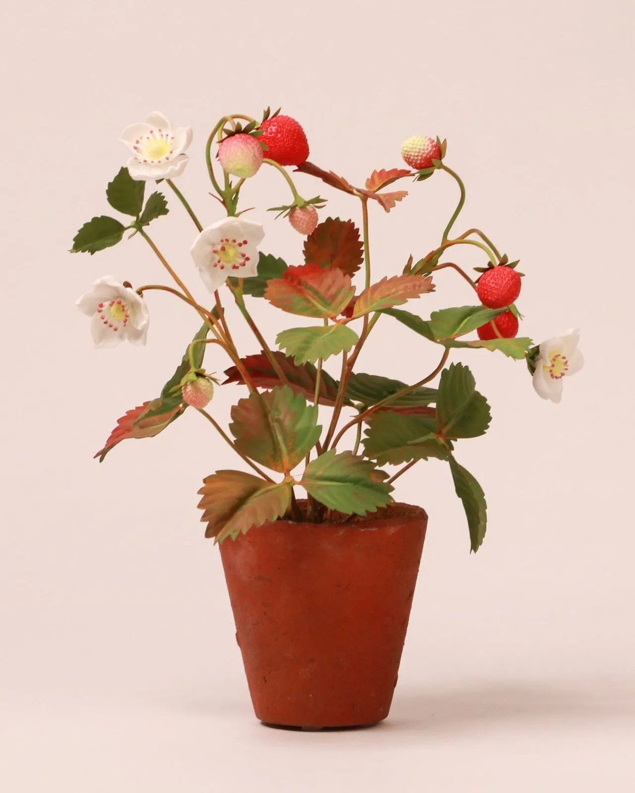 Erdbeere — botanische Skulptur aus Porzellan und handbemaltem Kupfer von Faja Schroeder